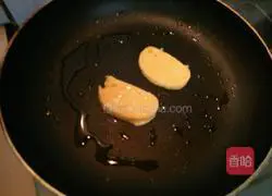 Illustration of how to make golden steamed bun slices 4