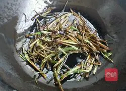 Illustration of how to make noodles with scallion oil 6