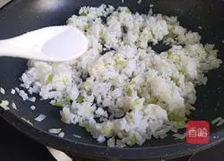 Illustration of how to make egg fried rice 7