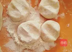 Illustration of how to make leek and meat dumplings 7