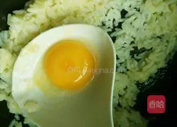 Illustration of how to make ham and egg fried rice 2