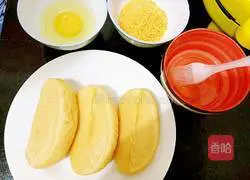 Illustration of how to make egg steamed bun slices 1