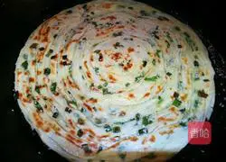 Illustration of how to make scallion pancake 9