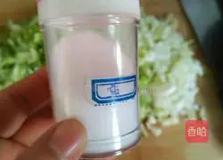 Illustration of how to make pork and cabbage dumpling stuffing 17