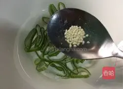 Illustration of how to make spicy and sour wontons 5