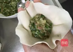 Illustration of how to make pork and leek dumplings 5