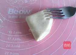 Illustration of how to make milk-flavored goldfish steamed buns 9