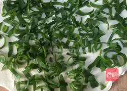 Illustration of how to make green onion cake 17