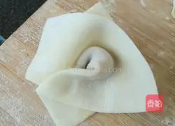 Illustration of how to make fresh meat wontons 6