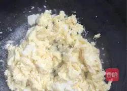 Illustration of how to make colorful shredded pork and egg fried rice 5