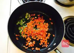 Illustration of how to make whitebait and shrimp fried rice 4