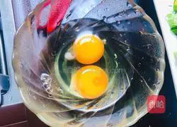 Illustration of how to make egg and bacon fried rice 1