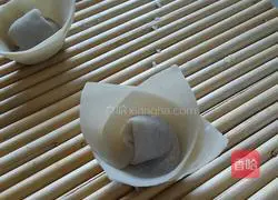 Illustration of how to wrap flower wontons 5