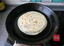 Illustration of how to bake flatbreads with black sesame sauce 5