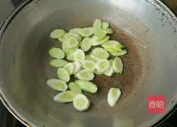 Illustration of how to make bacon and cucumber braised flatbread 4