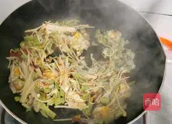 Illustration of the advanced version of chopped chili and egg fried rice 4