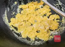 Illustration of how to make shrimp and egg fried rice 6