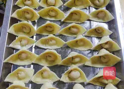 Illustration of how to make fresh meat wontons 13