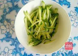 Illustration of how to make cucumber noodles 1