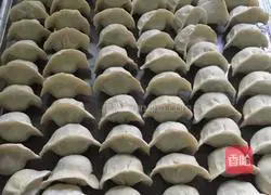 Illustration of how to make mutton and green onion dumplings 12