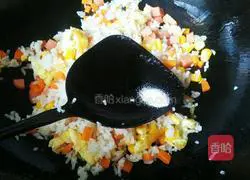 Illustration of how to make carrot, corn and egg fried rice 8