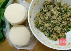 Illustration of how to make mushroom, egg white, green onion dumplings 5