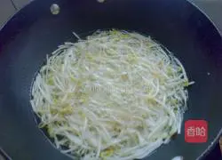 Illustration of making braised bean sprouts and shredded pork cakes 5