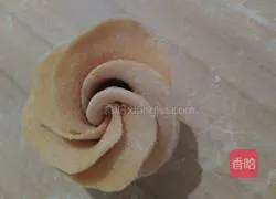 Illustration of how to make pumpkin rose steamed buns 11