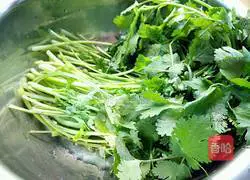 Illustration of how to make chicken and coriander dumplings 2