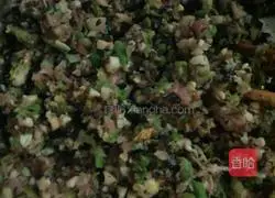 Illustration of how to make pork and mushroom dumplings 5