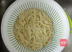 Illustration of how to make stir-fried noodles with shredded vegetables and pork 10