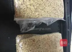 Illustration of how to make glutinous rice balls with peanut and walnut filling 4