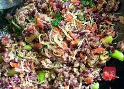 Cute black and white rice fried rice recipe illustration 6