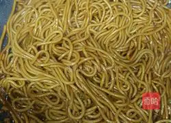 Illustration of how to make soy sauce fried noodles 6