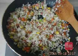 Illustration of how to make scallion oil fried rice 6