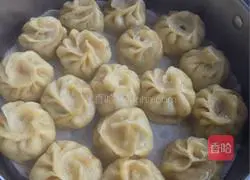 Illustration of how to make pumpkin skin buns stuffed with radish stems and leaves 13