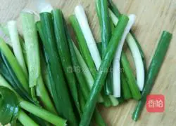 Illustration of our recipe for scallion oil noodles 2