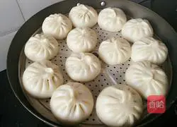 Illustration of how to make steamed buns stuffed with dried radish and vegetables 15