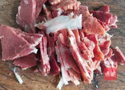 Illustration of making sauerkraut and beef rice noodles 5