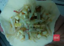 Illustration of how to make steamed buns with vegetarian stuffing 11