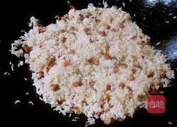 Illustration of how to make barbecued pork, cabbage and fried rice 6