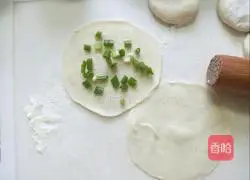 Illustration of how to make scallion pancakes 3