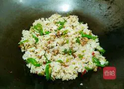 Illustration of how to make fried rice with shredded pork and two peppers 18