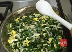 Illustration of how to make three fresh stuffed dumplings 5