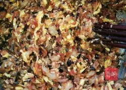 Illustration of how to make shrimp and three delicacies wontons 4