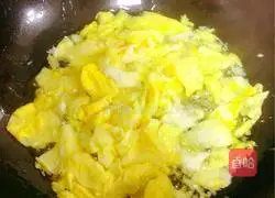 五Illustration of how to make Easter egg fried rice 6