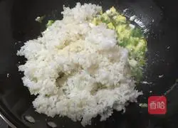 Illustration of how to make bell pepper and egg fried rice 6