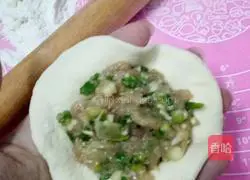 Illustration of how to make lean meat buns 8