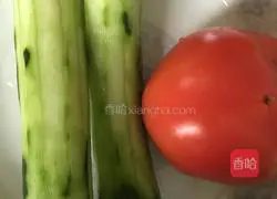 Tomatoes Illustration of how to make fried diced steamed buns with cucumber and eggs 2