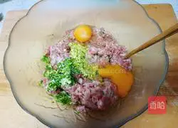 Illustration of how to make ravioli stuffing with minced meat and artemisia 4